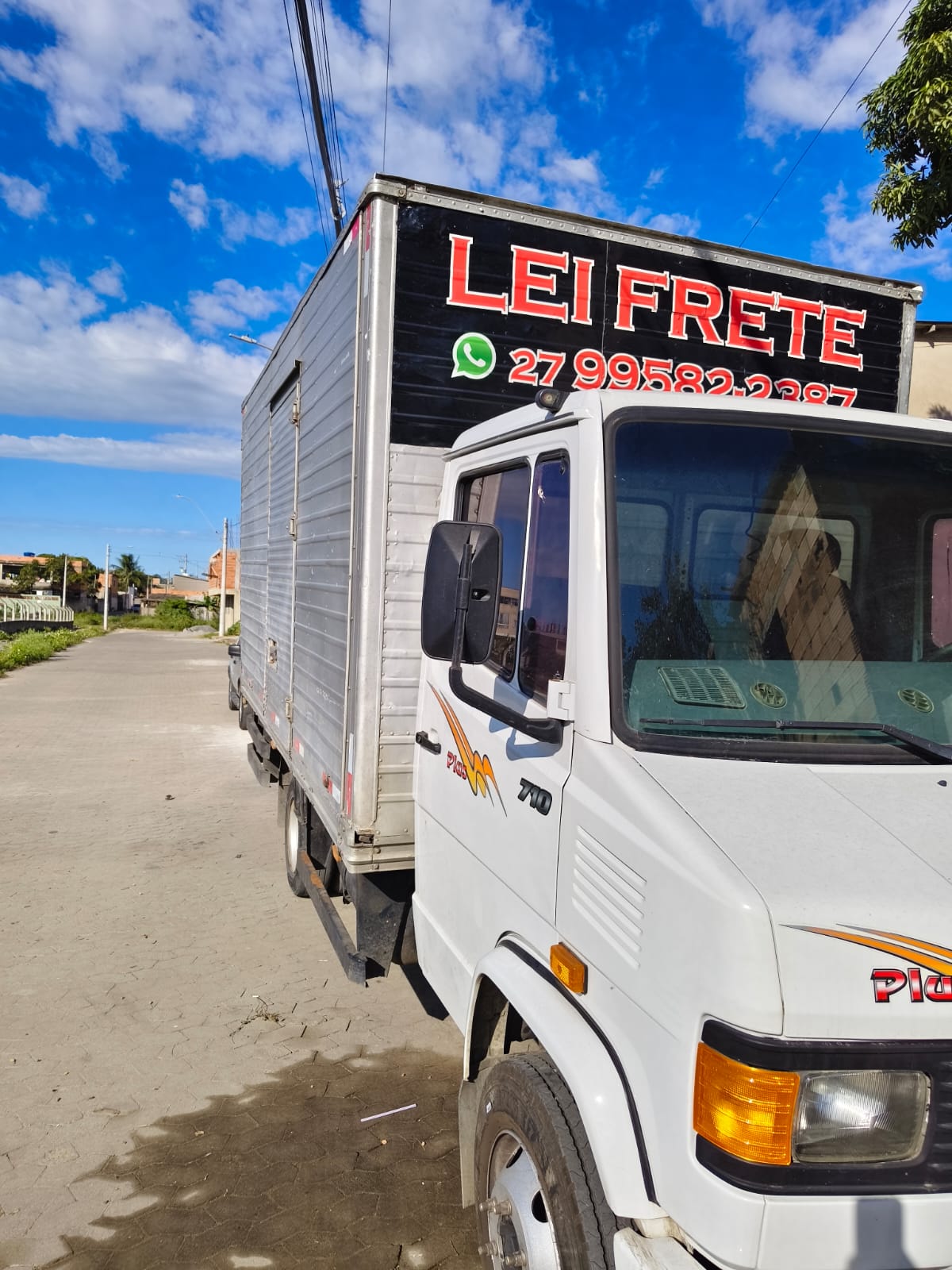 Mercedes 710 da Lei Frete, cabine branca e baú de alumínio com o letreiro LEI FRETE e o WhatsApp 27 99582-2387